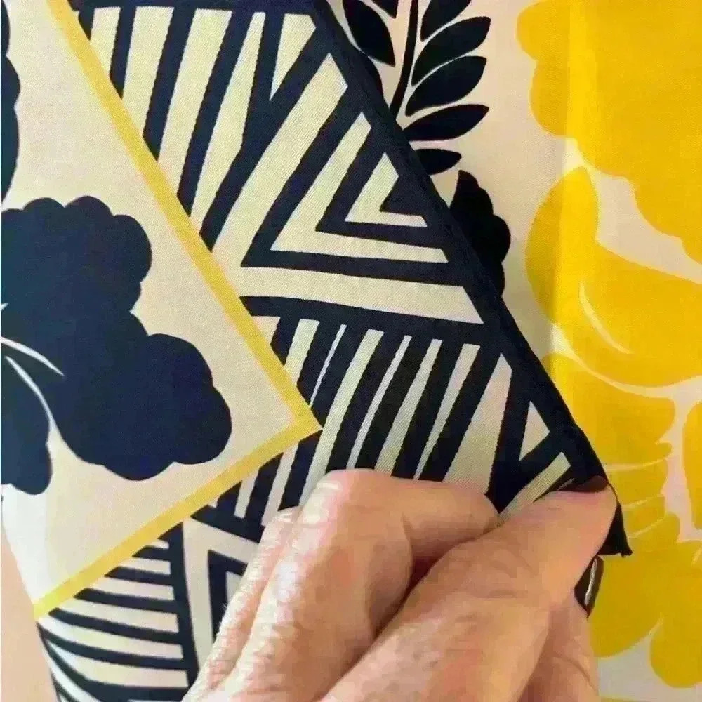 Gorgeous Talbots silk scarf- stunning Hawaiian inspired design - Picture 3 of 6